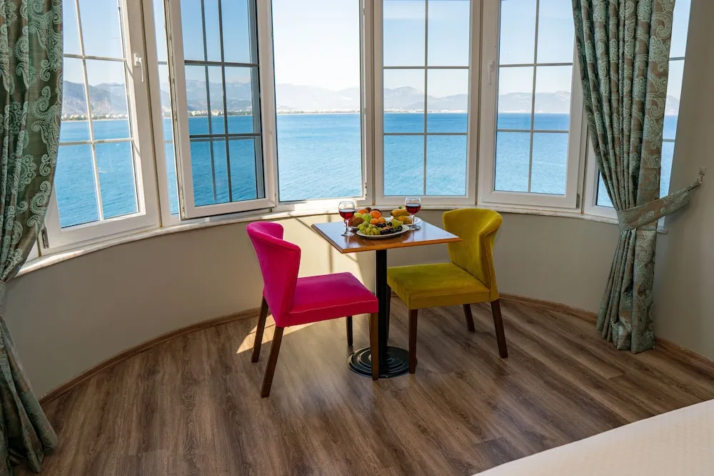 Deluxe Büyük Yataklı Tek Kişilik Oda, 1 Çift Kişilik Yatak, Deniz Manzaralı, Denize Bakan