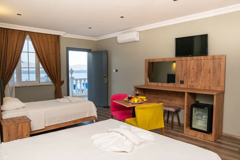 Standard Üç Kişilik Oda, Deniz Manzaralı