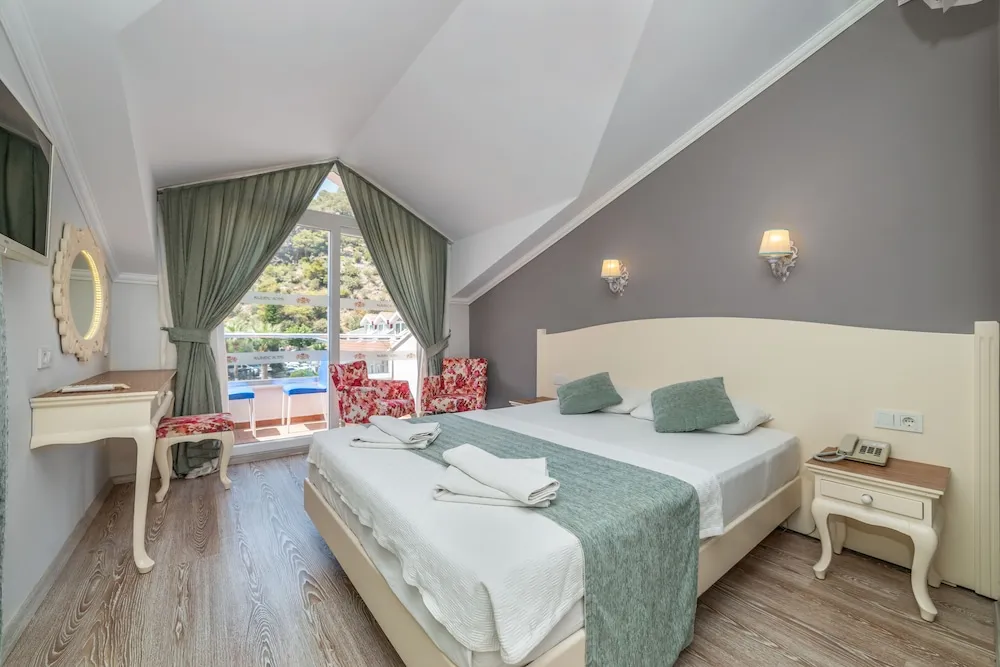 Superior Room with Balcony Garden or Pool View