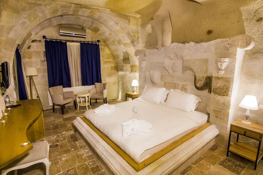 Deluxe Cave Suite