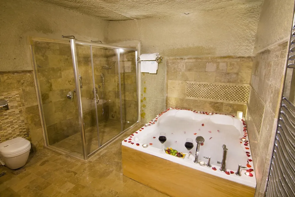 Deluxe Cave Suite
