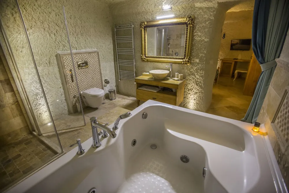 Deluxe Cave Suite
