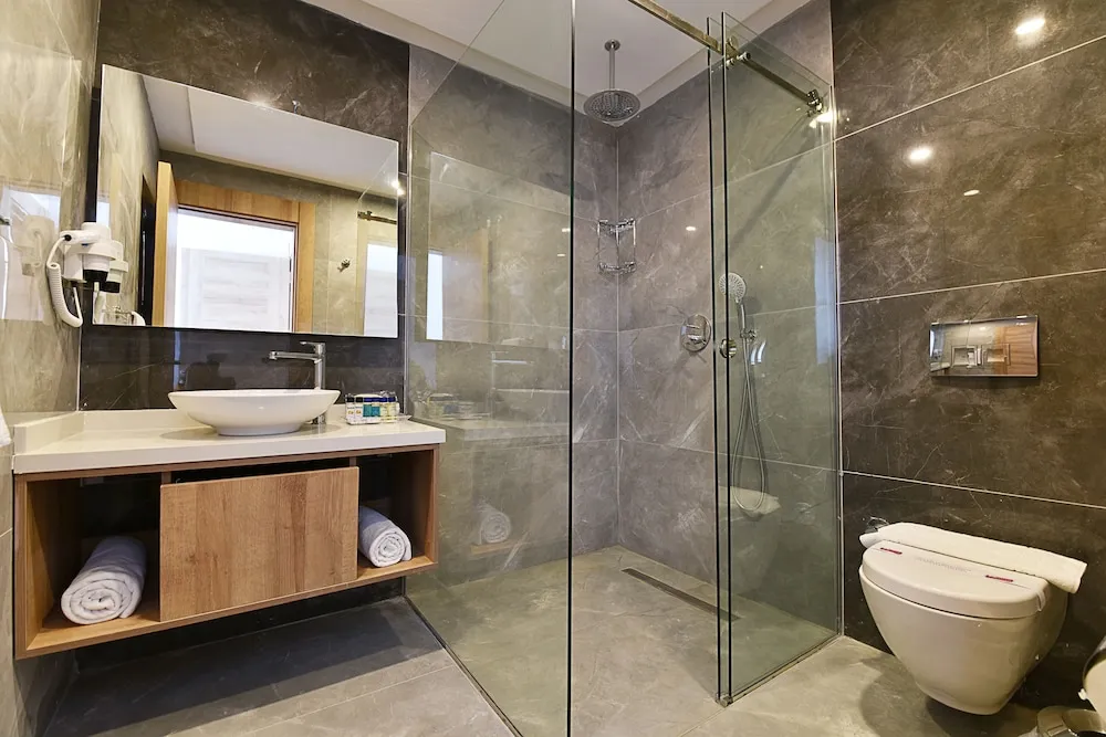 Three-Bedroom Apartment-Pool View