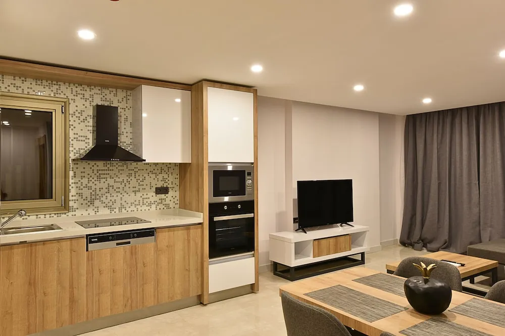 Three-Bedroom Apartment-Pool View