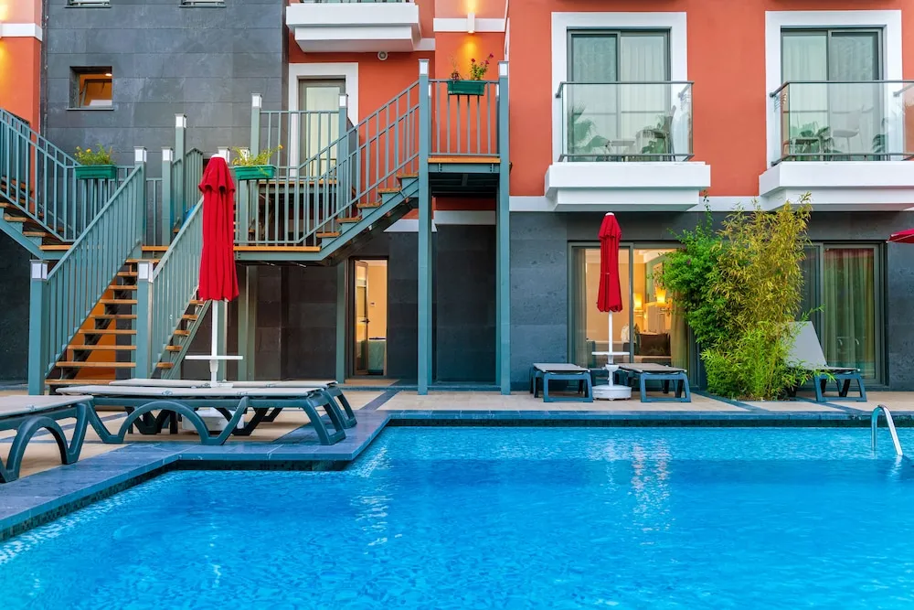 Deluxe Süit, Havuz Kenarı