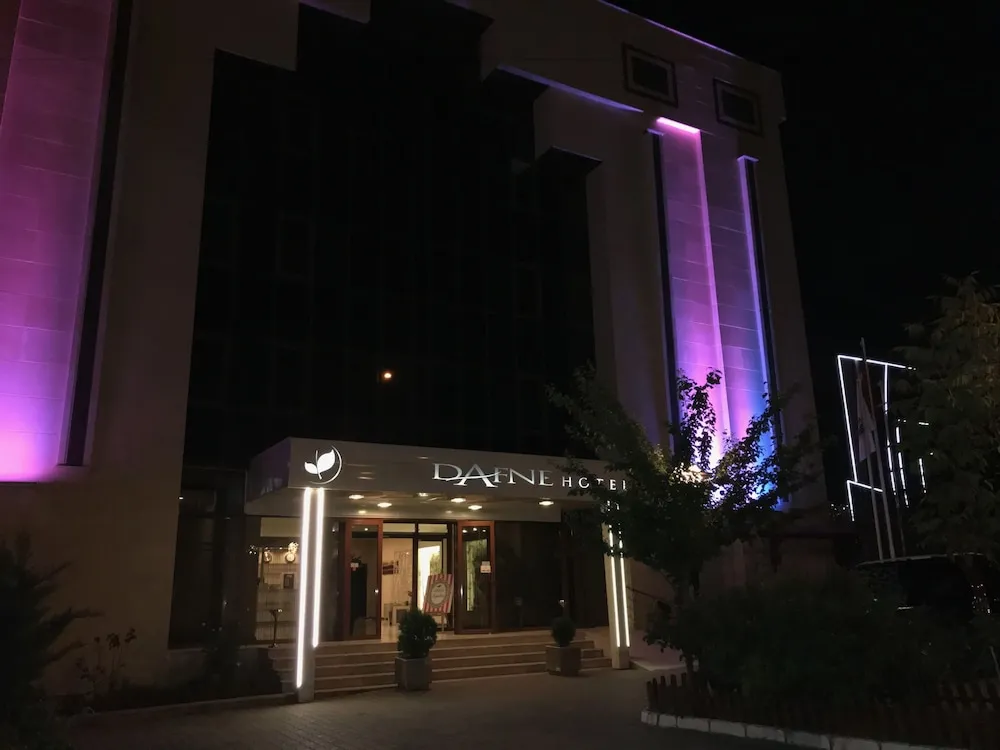 Konaklama yerinin ön cephesi - akşam/gece