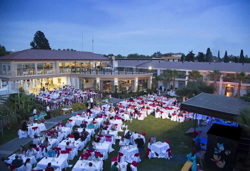 Açık havada yemek servisi