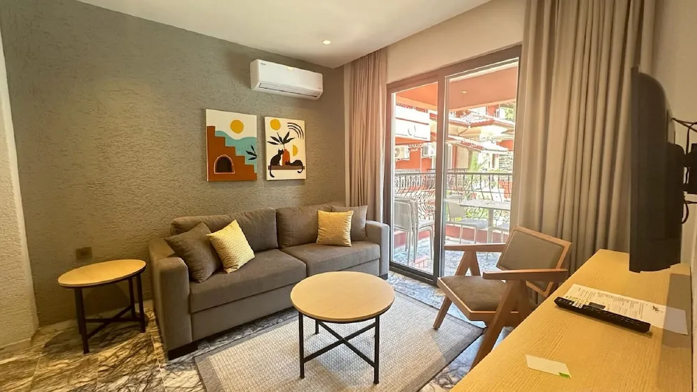 Grand Apart Daire, Küçük Mutfak, Havuz Manzaralı