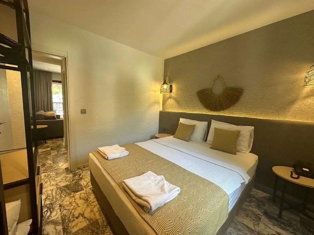 Grand Apart Daire, Küçük Mutfak, Havuz Manzaralı