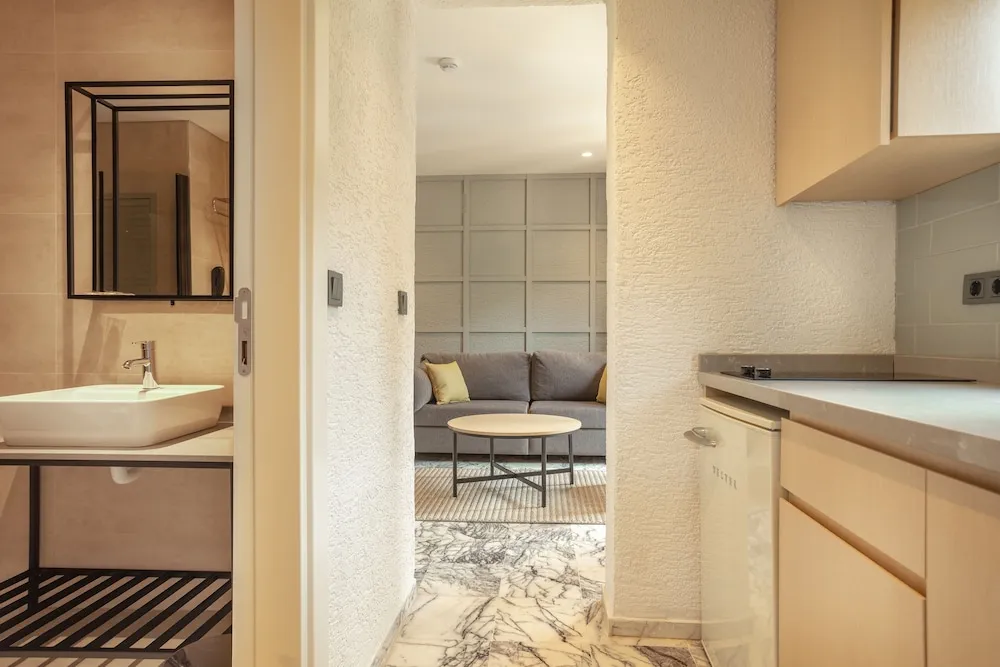 Grand Apart Daire, Küçük Mutfak, Havuz Manzaralı