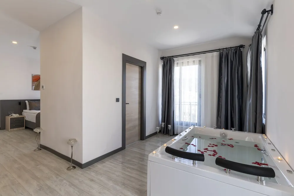 Honeymoon Tek Büyük Yataklı Oda, 1 Büyük (Queen) Boy Yatak, Sıcak Su Küveti, Şehir Manzaralı