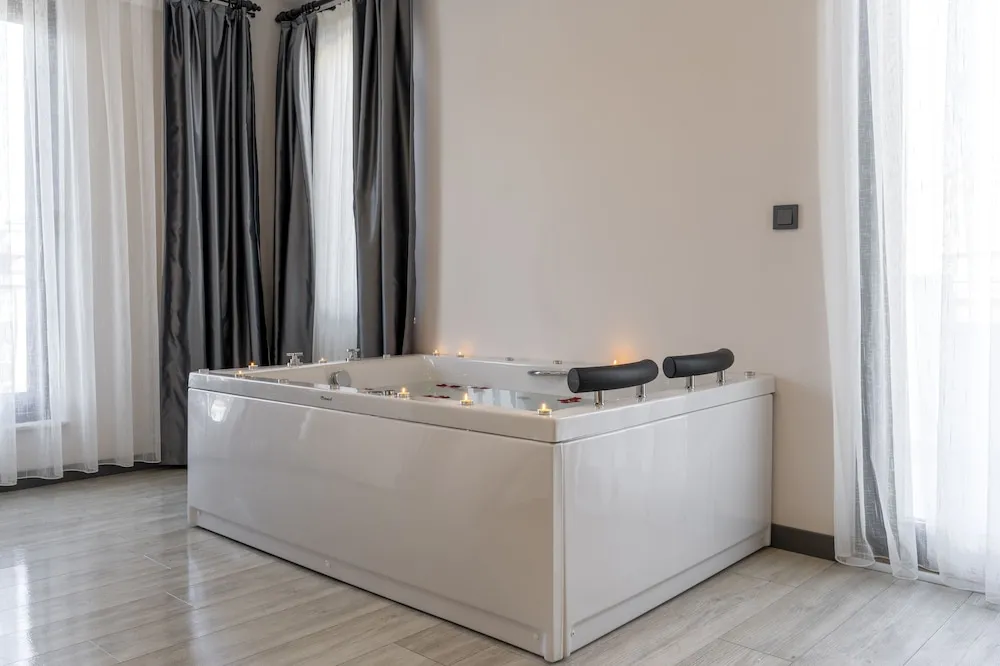 Honeymoon Tek Büyük Yataklı Oda, 1 Büyük (Queen) Boy Yatak, Sıcak Su Küveti, Şehir Manzaralı