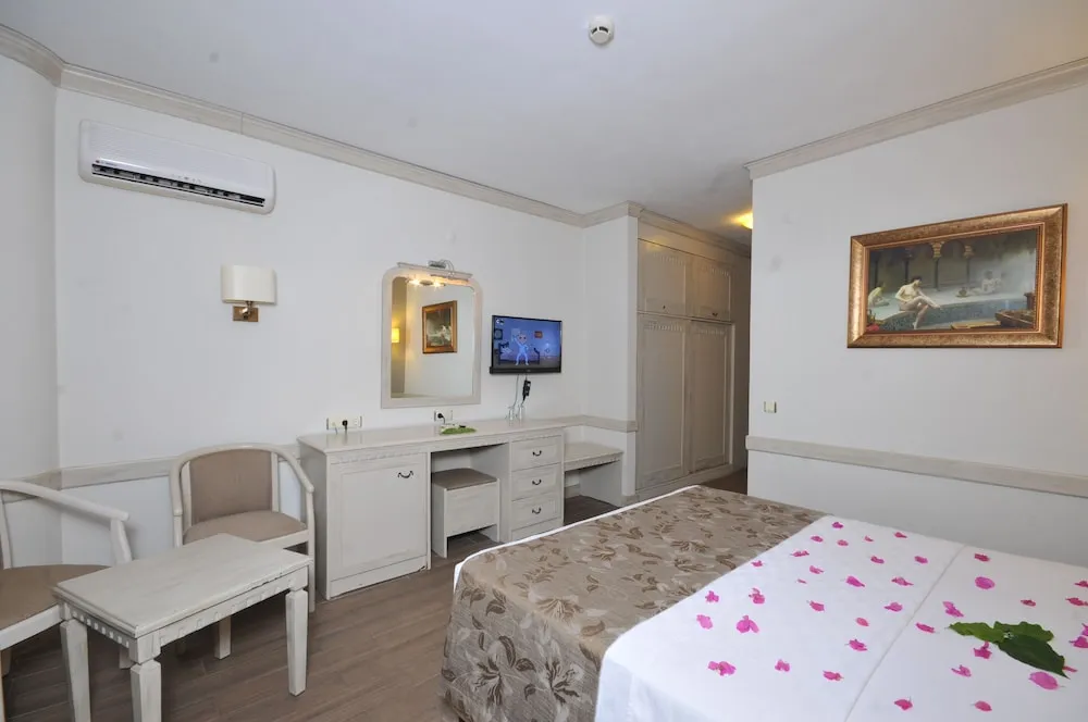 Standard Room, Partial Sea View