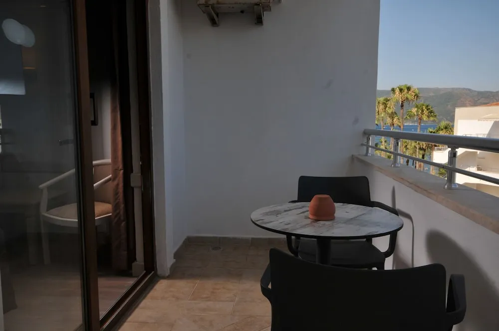 Standard Room, Partial Sea View