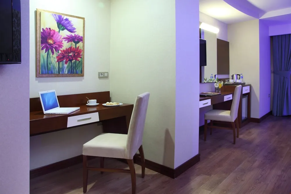 Üç Kişilik Oda, Şehir Manzaralı