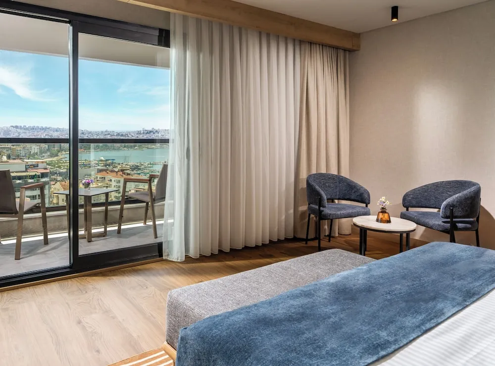 Deluxe Room with Queen Size Bed, Sea View
