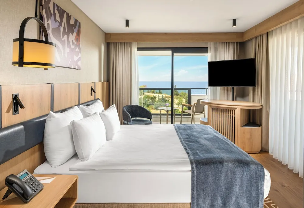 Deluxe Room with Queen Size Bed, Sea View
