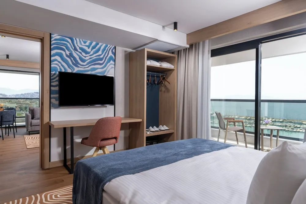 Suite with Queen Size Bed, Sea View