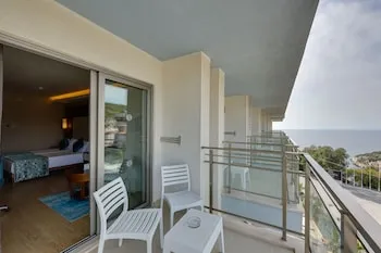 Ramada Hotel & Suites by Wyndham Kuşadası