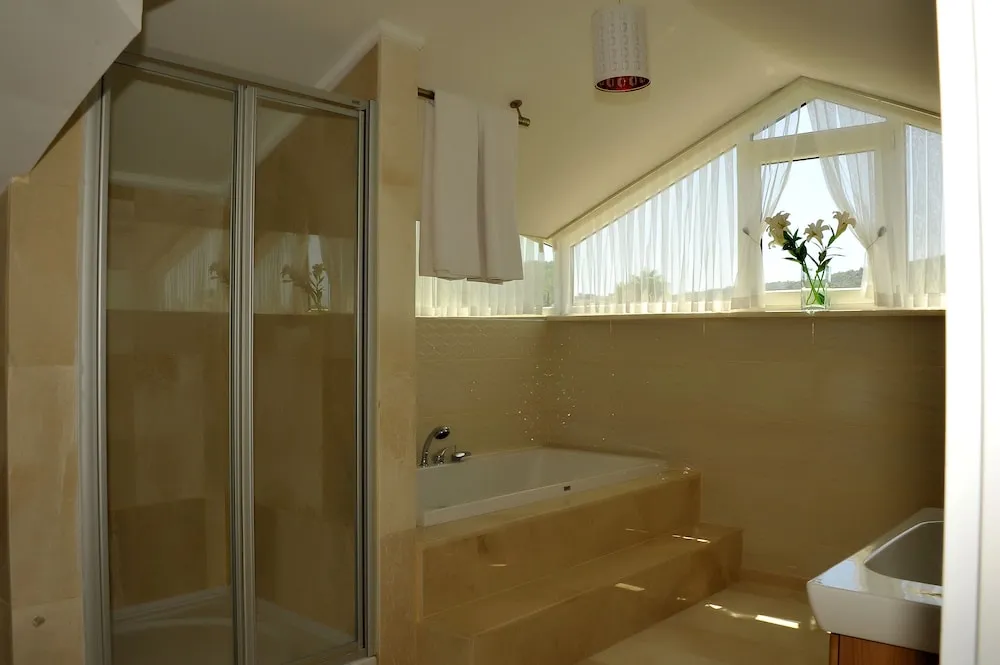 Deluxe Dört Kişilik Oda, Sıcak Su Küveti, Havuz Manzaralı