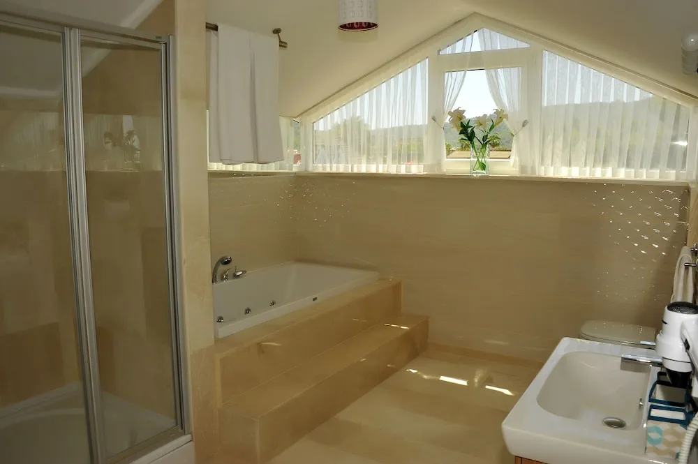 Deluxe Dört Kişilik Oda, Sıcak Su Küveti, Havuz Manzaralı