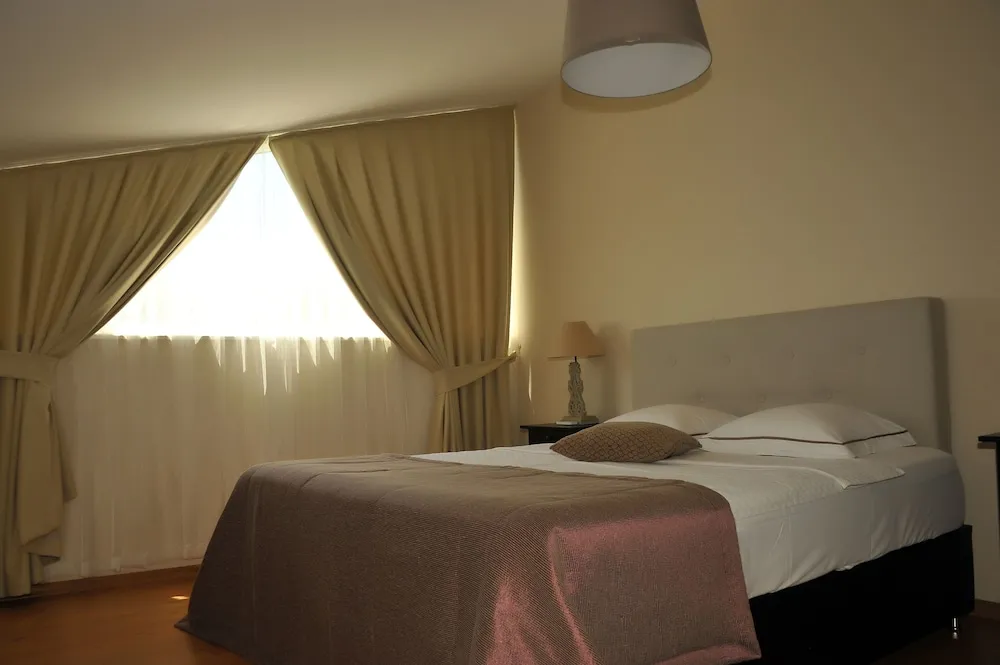 Deluxe Dört Kişilik Oda, Sıcak Su Küveti, Havuz Manzaralı