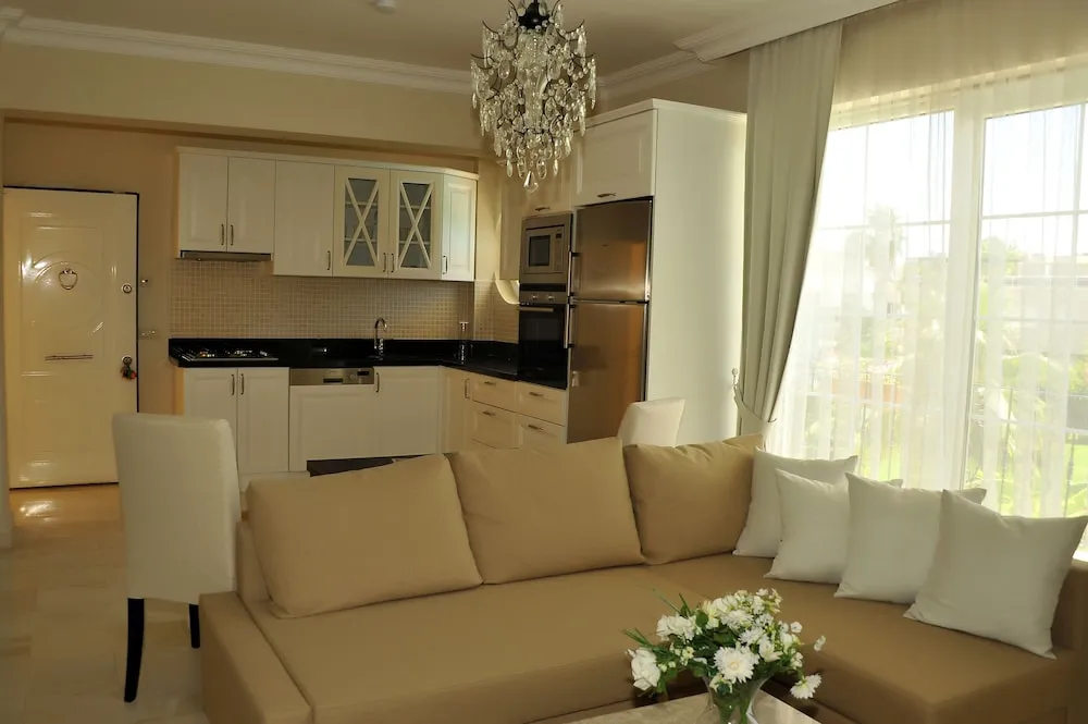 Deluxe Dört Kişilik Oda, Sıcak Su Küveti, Havuz Manzaralı