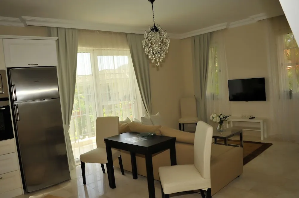 Deluxe Dört Kişilik Oda, Sıcak Su Küveti, Havuz Manzaralı