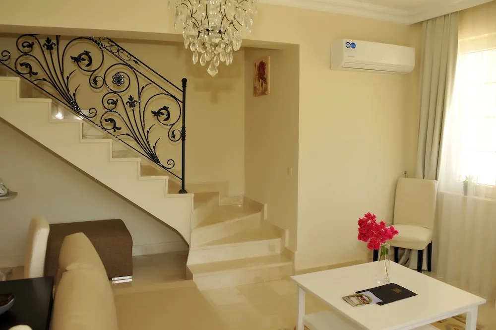 Deluxe Dört Kişilik Oda, Sıcak Su Küveti, Havuz Manzaralı