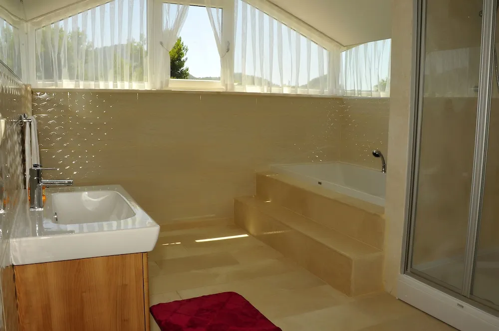 Deluxe Dört Kişilik Oda, Sıcak Su Küveti, Havuz Manzaralı