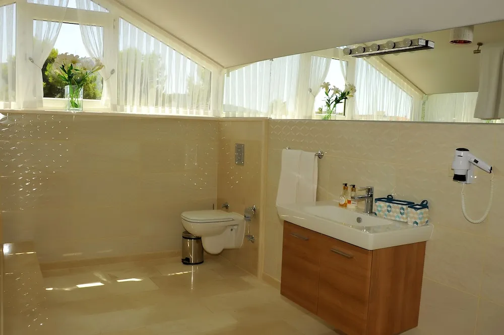 Deluxe Dört Kişilik Oda, Sıcak Su Küveti, Havuz Manzaralı