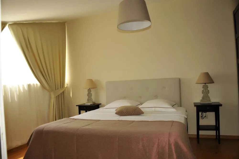 Deluxe Dört Kişilik Oda, Sıcak Su Küveti, Havuz Manzaralı