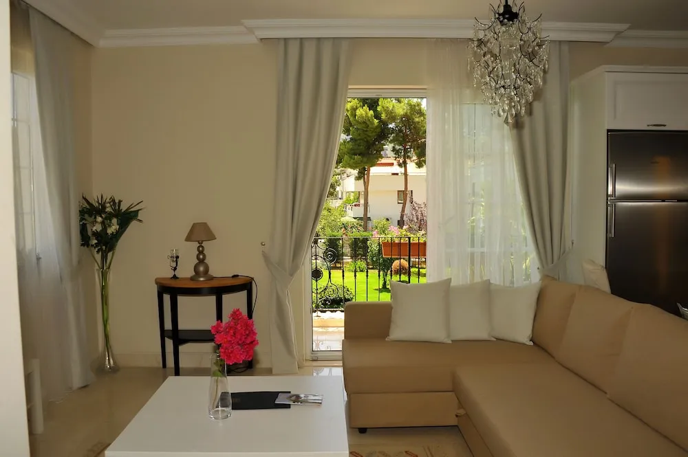 Deluxe Dört Kişilik Oda, Sıcak Su Küveti, Havuz Manzaralı