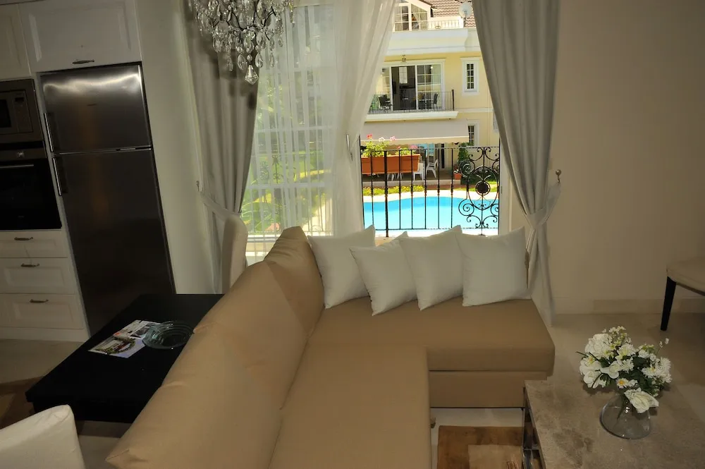 Deluxe Dört Kişilik Oda, Sıcak Su Küveti, Havuz Manzaralı
