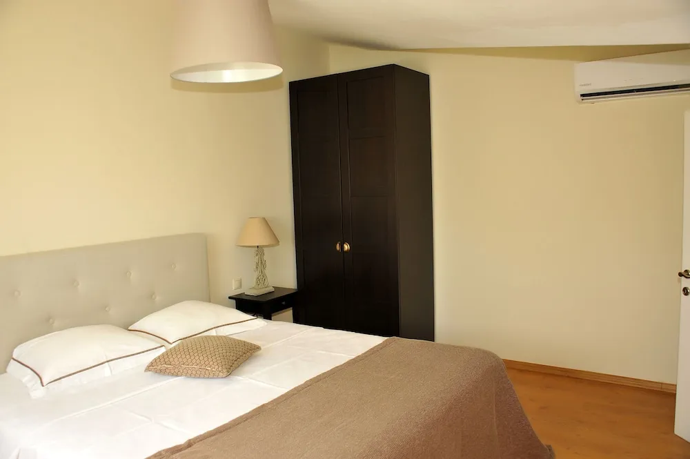 Deluxe Dört Kişilik Oda, Sıcak Su Küveti, Havuz Manzaralı