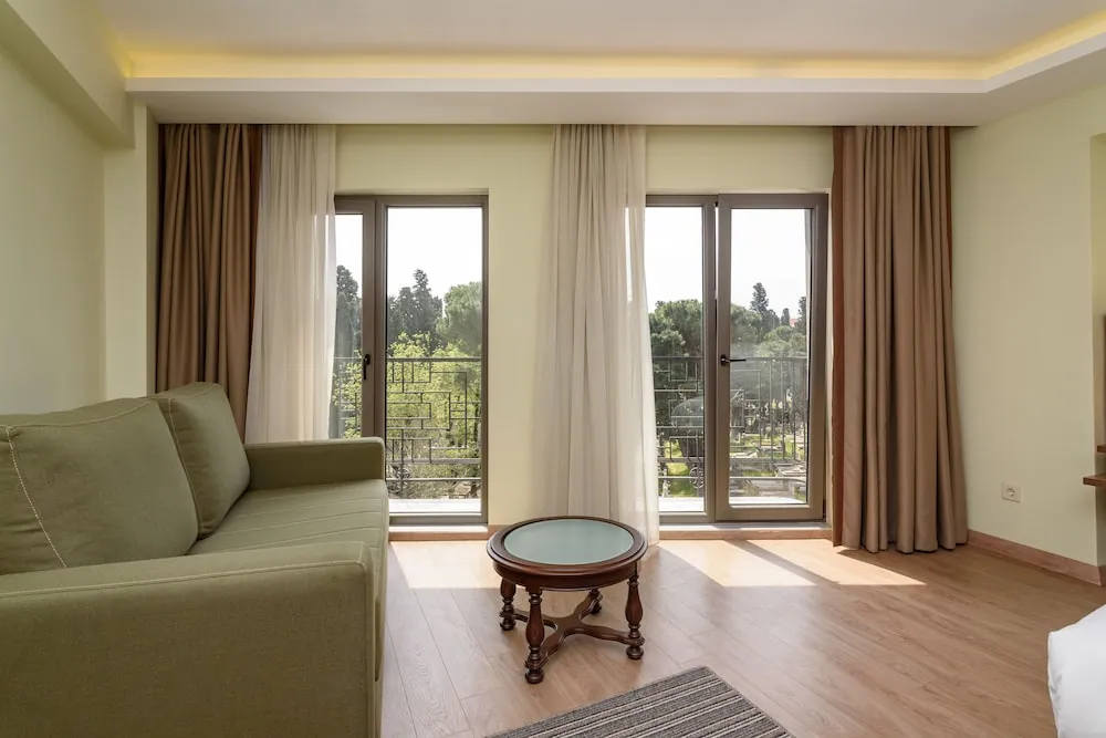 Deluxe Family Room (4 People)