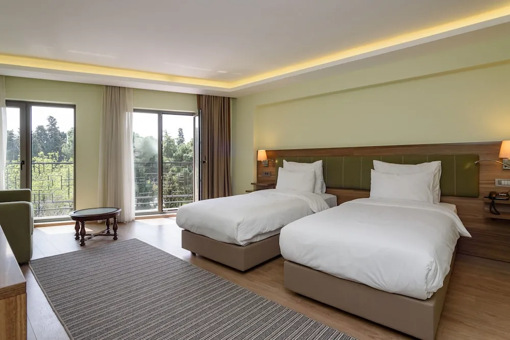 Connecting Family Suite (8 People)