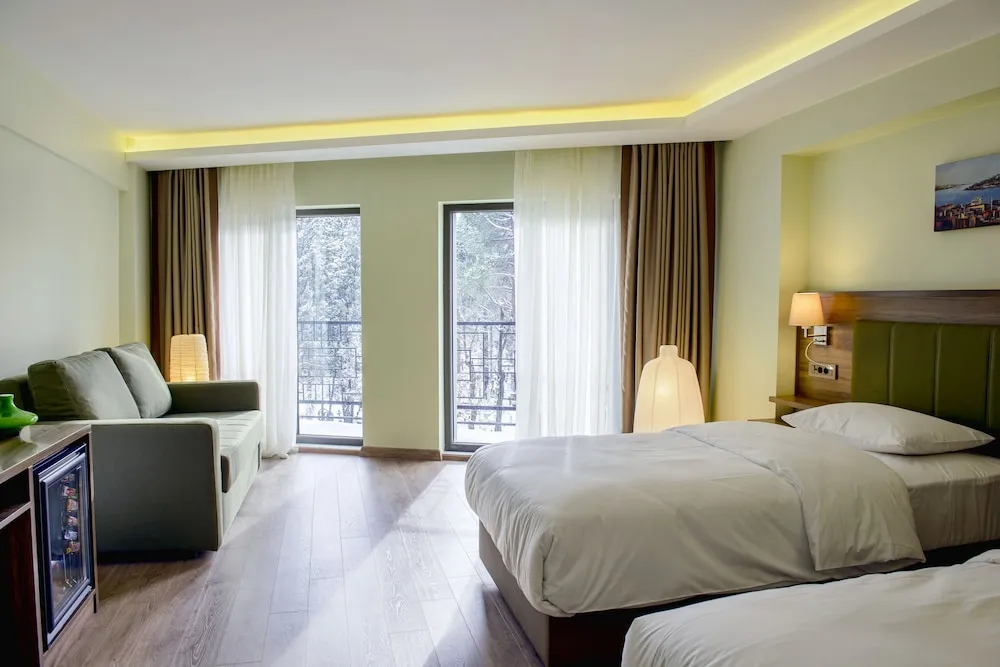 Connecting Family Suite (8 People)