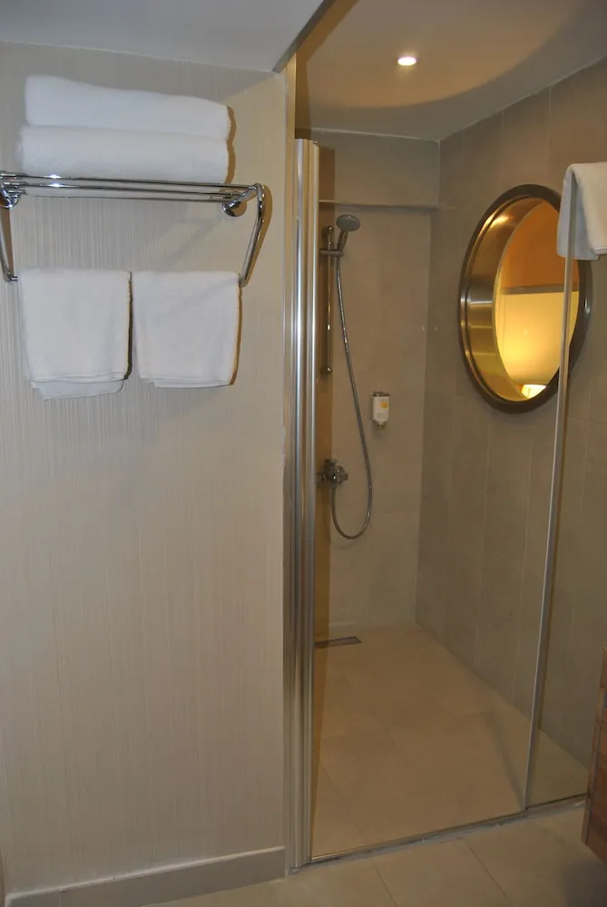 Deluxe Tek Büyük Yataklı Oda, Balkon, Şehir Manzaralı