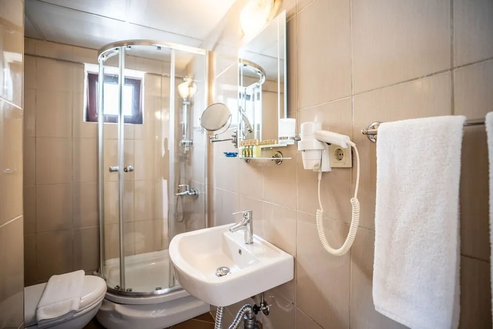 Deluxe Tek Büyük Yataklı Oda, Kısmi Deniz Manzaralı