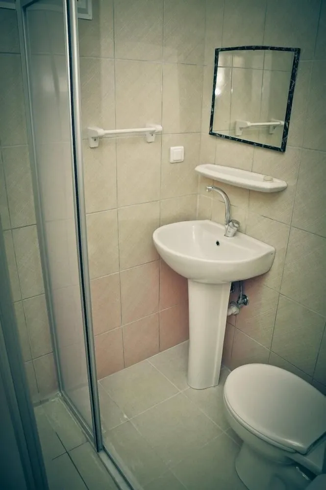 Standard Üç Kişilik Oda, Havuz Manzaralı