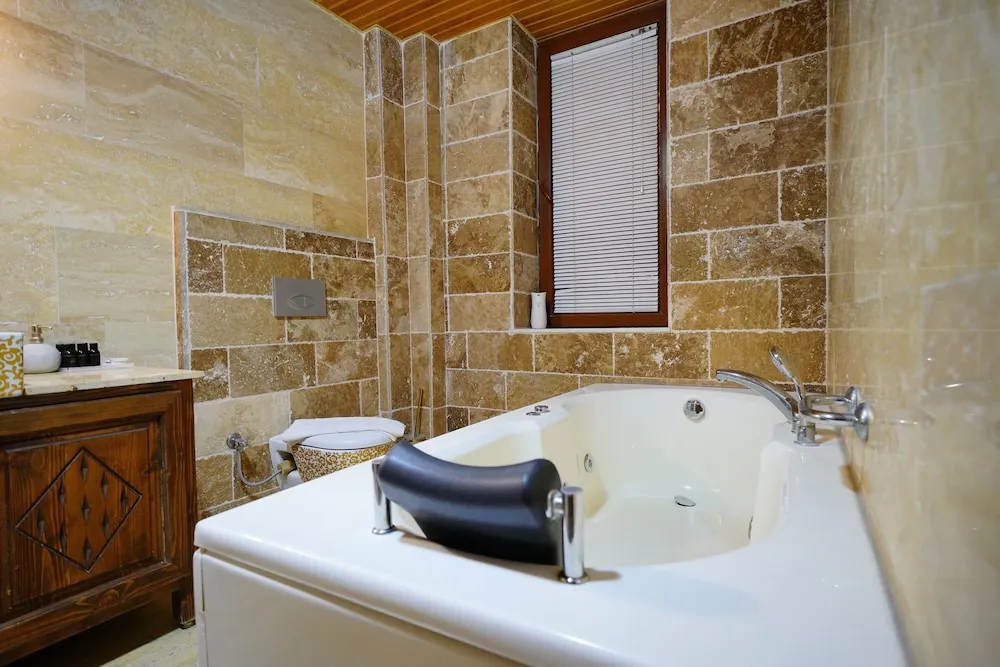 Stüdyo Süit, Sıcak Su Küveti