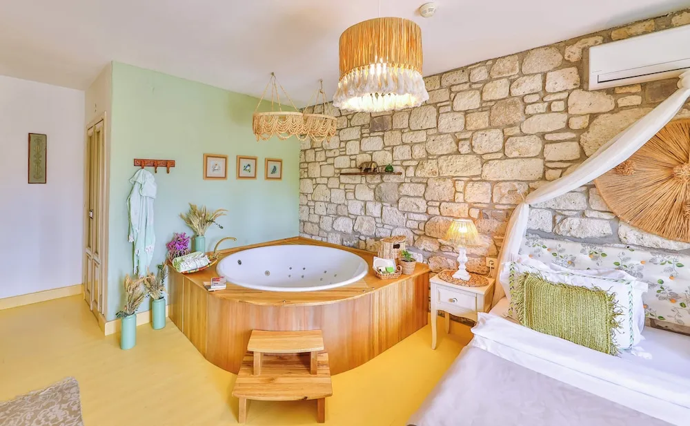 Deluxe Room with Terrace, Fireplace and Jetted Tub