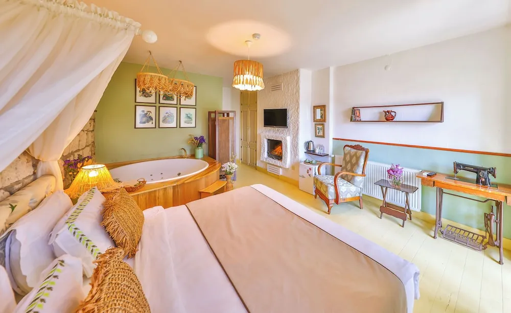 Deluxe Room with Terrace, Fireplace and Jetted Tub