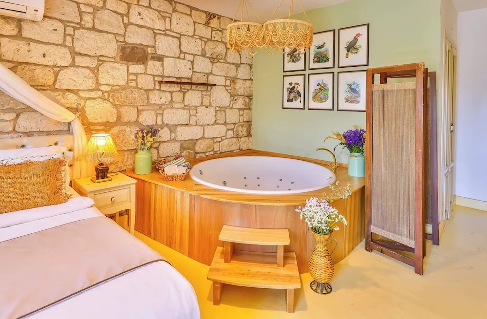 Deluxe Room with Terrace, Fireplace and Jetted Tub