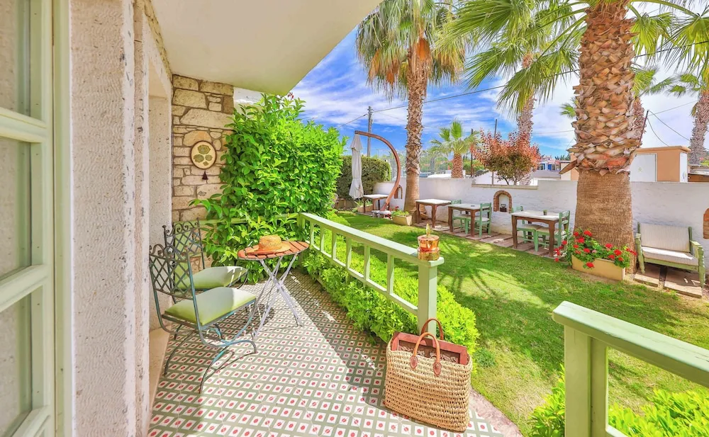 Deluxe Room with Terrace, Fireplace and Jetted Tub