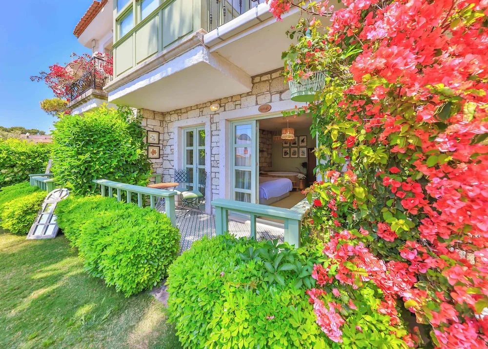 Deluxe Room with Terrace, Fireplace and Jetted Tub