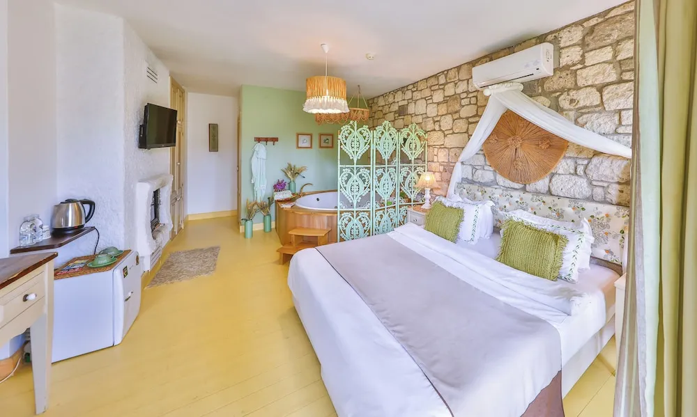 Deluxe Room with Terrace, Fireplace and Jetted Tub