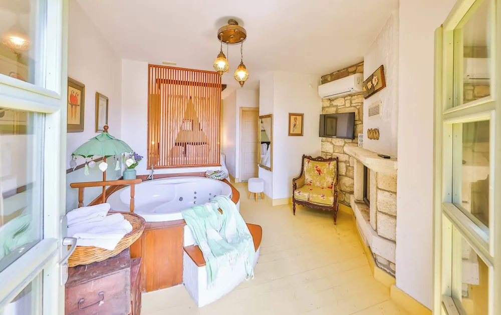 Garden Deluxe Suite with Terrace, Fireplace and Jetted Tub