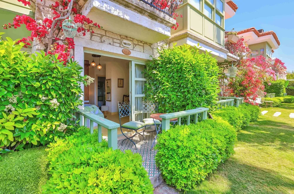 Garden Deluxe Suite with Terrace, Fireplace and Jetted Tub